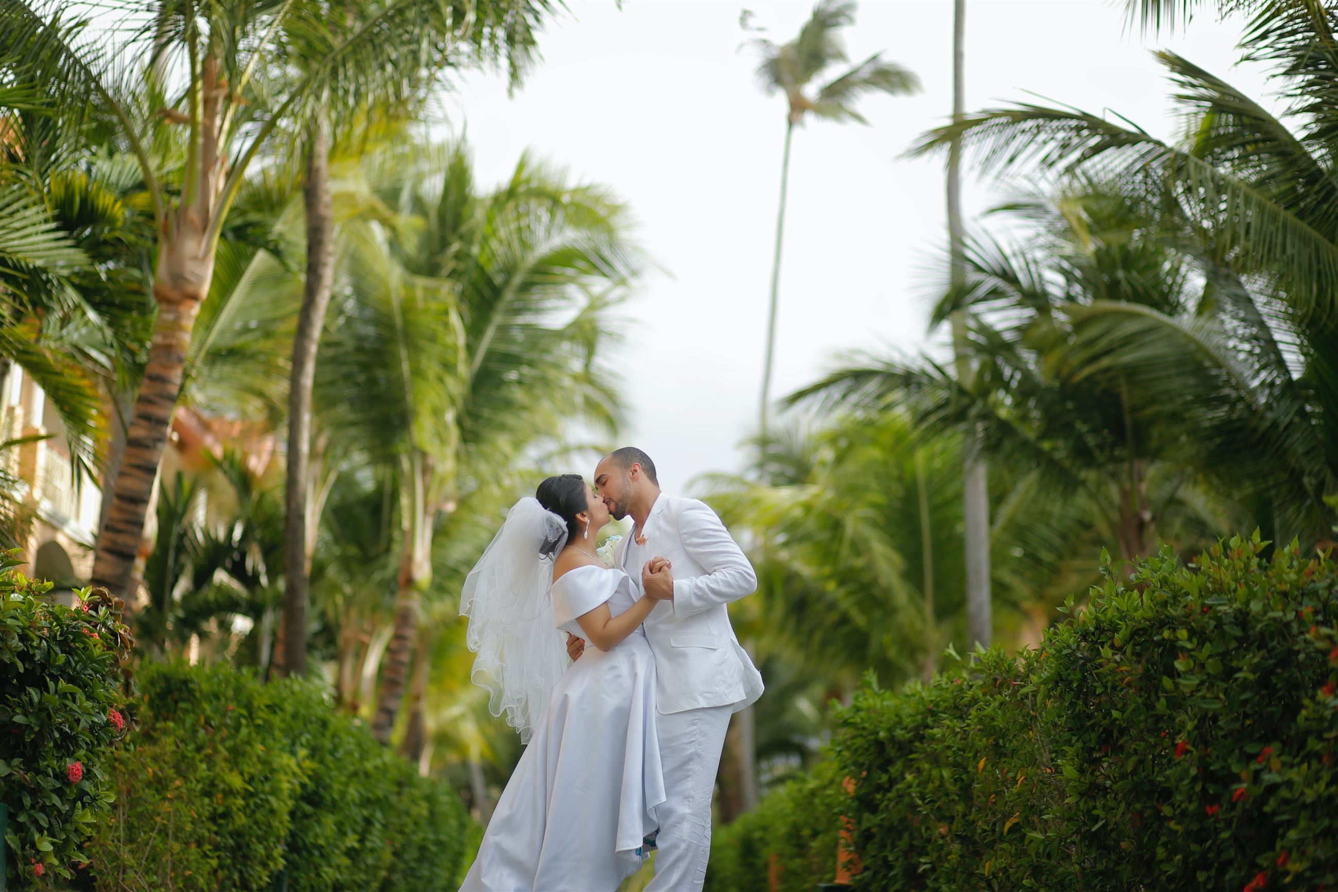 Destination Wedding Dress Trends. Desktop Image